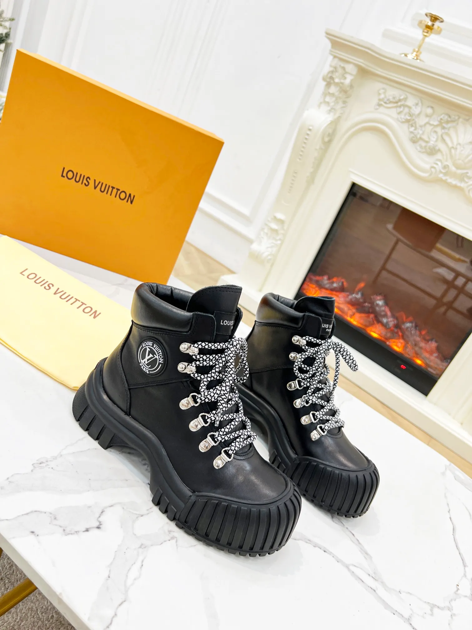 👟👟Ex-factory price 600👟👟Louis Vuitton Louis Vuitton 2022 catwalk new model, high-end customization 1:1 replica, major star Internet celebrity catwalk style, a century-old classic, comfortable on the foot, with Louis Vuitton logo embossed leather label and wear-resistant leather outsole.  Fabric: 3 colors LV presbyopic leather, black cowhide, white cowhide, lining: sheepskin, code number 35 to 40 (41 can be customized, non-returnable)